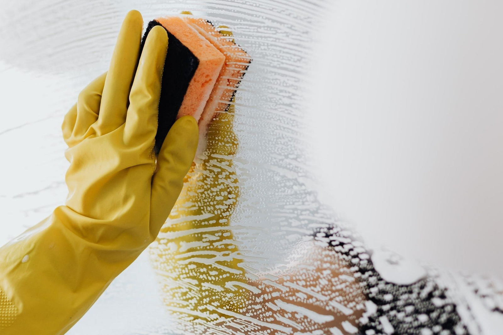 How to clean a mirror splashback